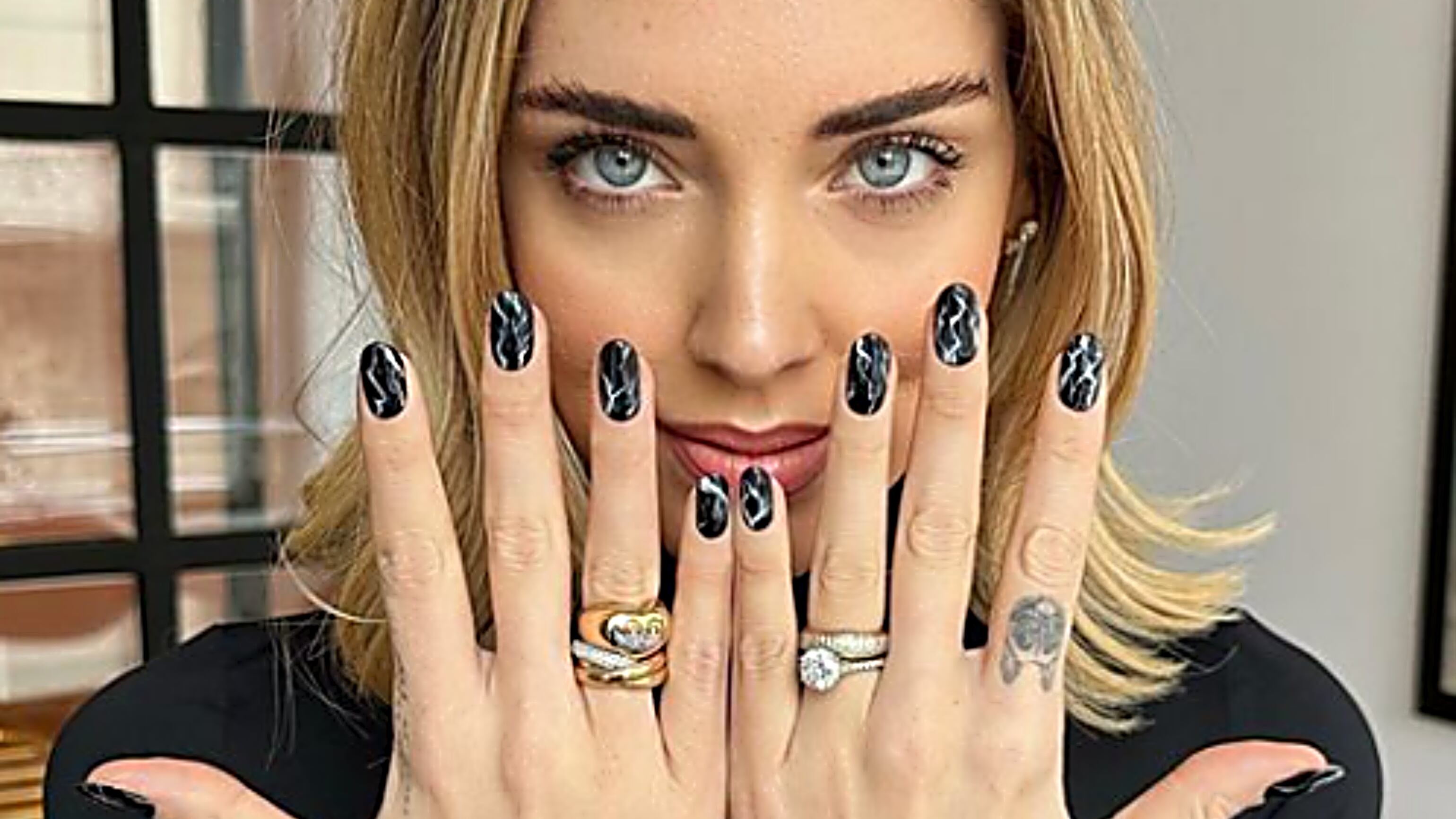 Togli la fede, metti la fede: cosa c'è dietro il gesto della Ferragni