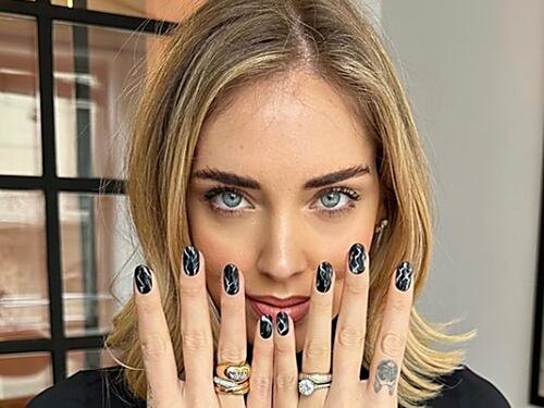 Togli la fede, metti la fede: cosa c'è dietro il gesto della Ferragni