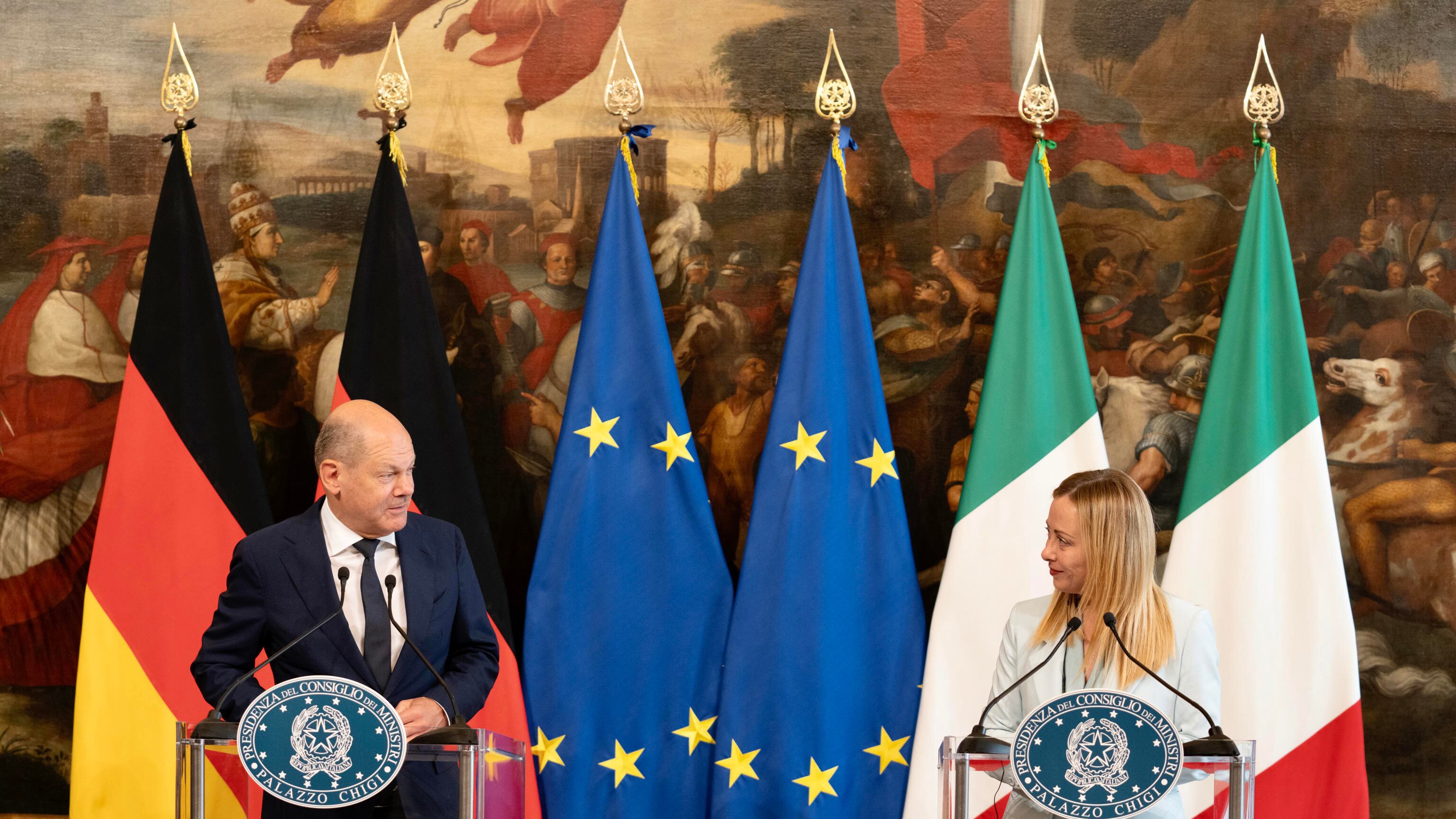 L'ombra di Afd e la Cdu spingono Scholz a trattare con Meloni