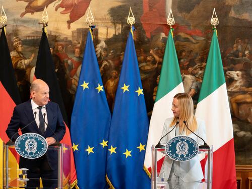 Meloni vede Scholz e domenica tornerà a Tunisi con Ursula. "Sono ottimista sull'intesa con l'Fmi"