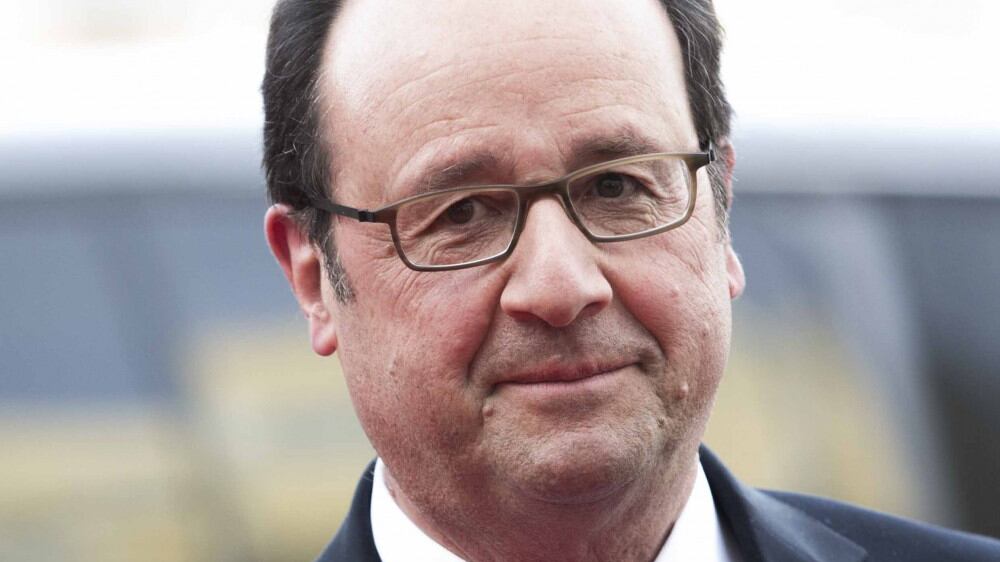 Dopo l'onda Macron rispunta un relitto: Hollande