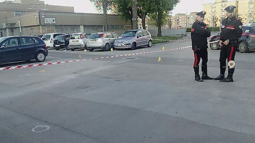 Sparatoria davanti ai bambini nel Napoletano: ferito un uomo 4