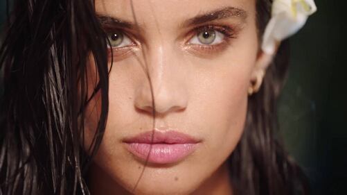 Sara Sampaio sexy per il nuovo profumo di Victoria's Secret 11