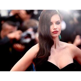 Adriana Lima regina di sensualità: gli scatti più hot della modella brasiliana 43
