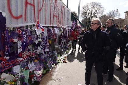 Tifosi, compagni di squadra e dirigenti della Fiorentina: tutti in fila per salutare Astori 5
