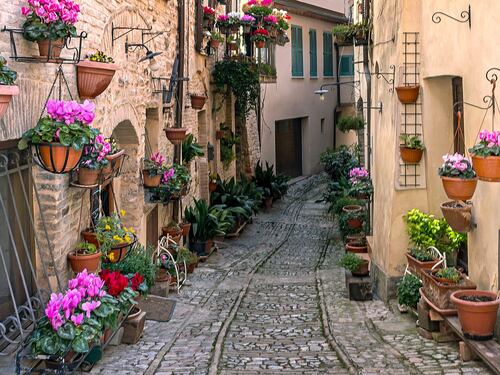 L'Infiorata di Spello tra fede e arte: un borgo ricco di storia