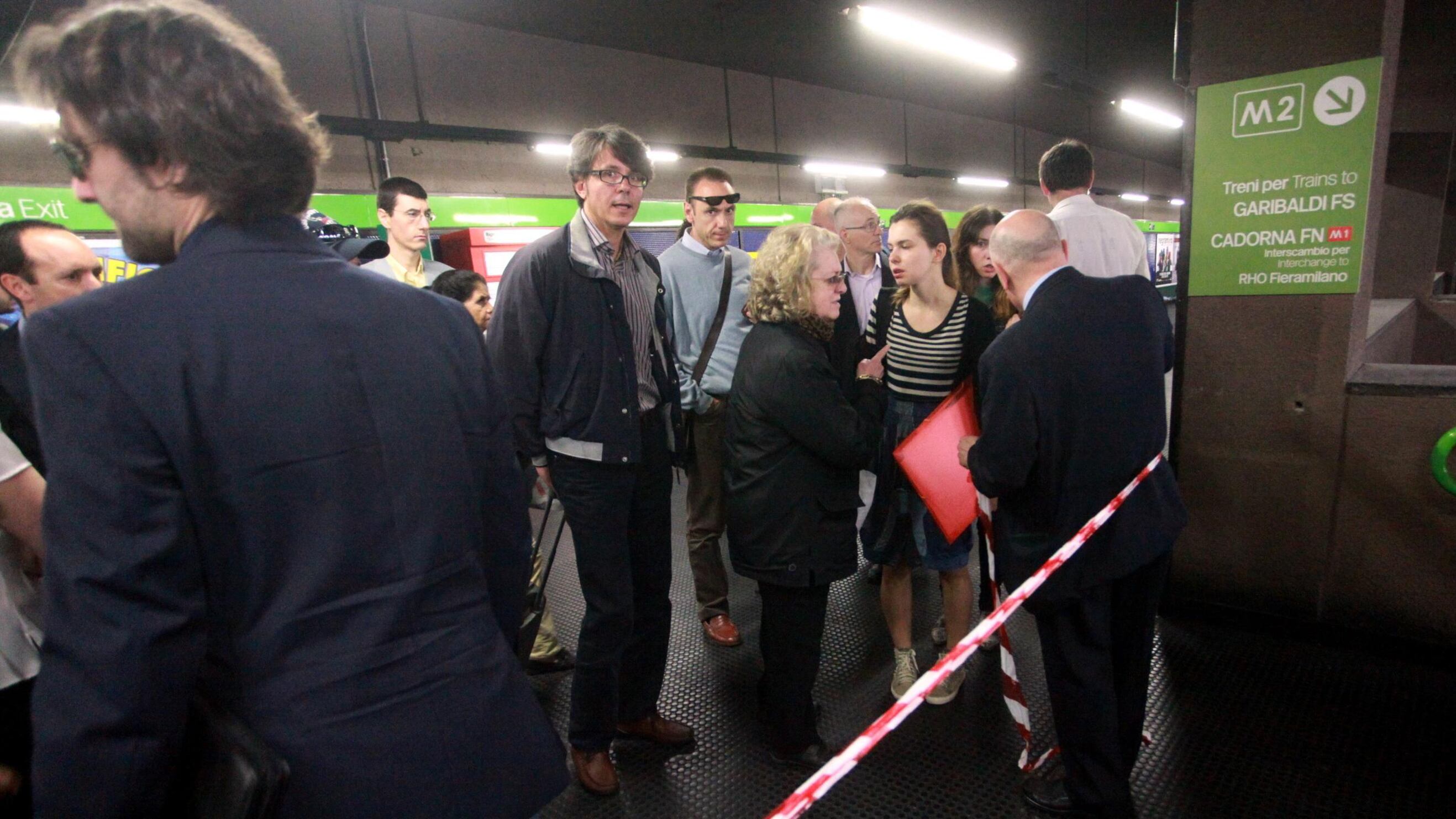 Si scrive «morte» sulla mano e poi si getta sotto la metro