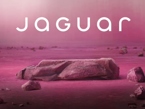 Jaguar, la svolta woke fa crollare le vendite: ecco i numeri