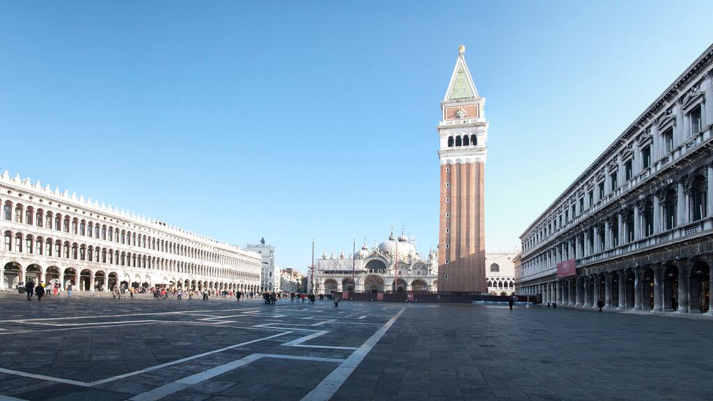 Incidente a Venezia, ferite due turiste. E il gondoliere scappa