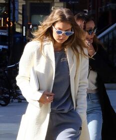 Gigi Hadid nuda sul cavallo 37