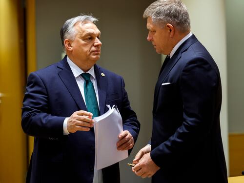 Piegati i veti di Orbán: 50 miliardi per Kiev