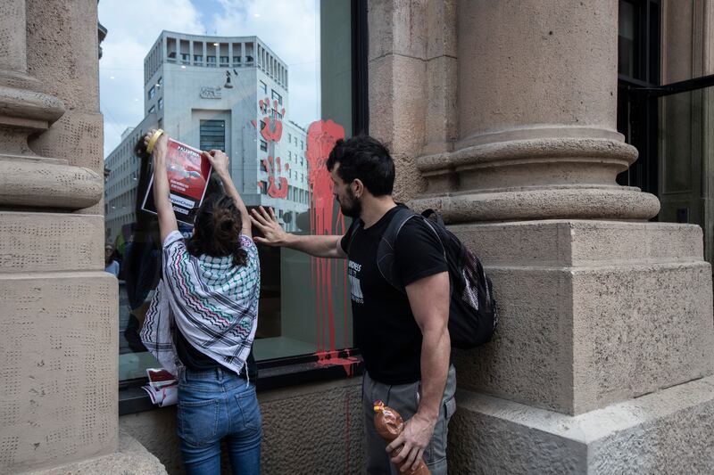 Vernice rossa sulla sede di Jp Morgan: il blitz dei proPal a Milano 13