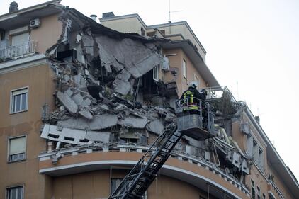 Roma, crollano tre piani di un palazzo 27