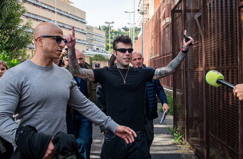 Fedez fuori dal tribunale di Roma: "E' andata benissimo" 1