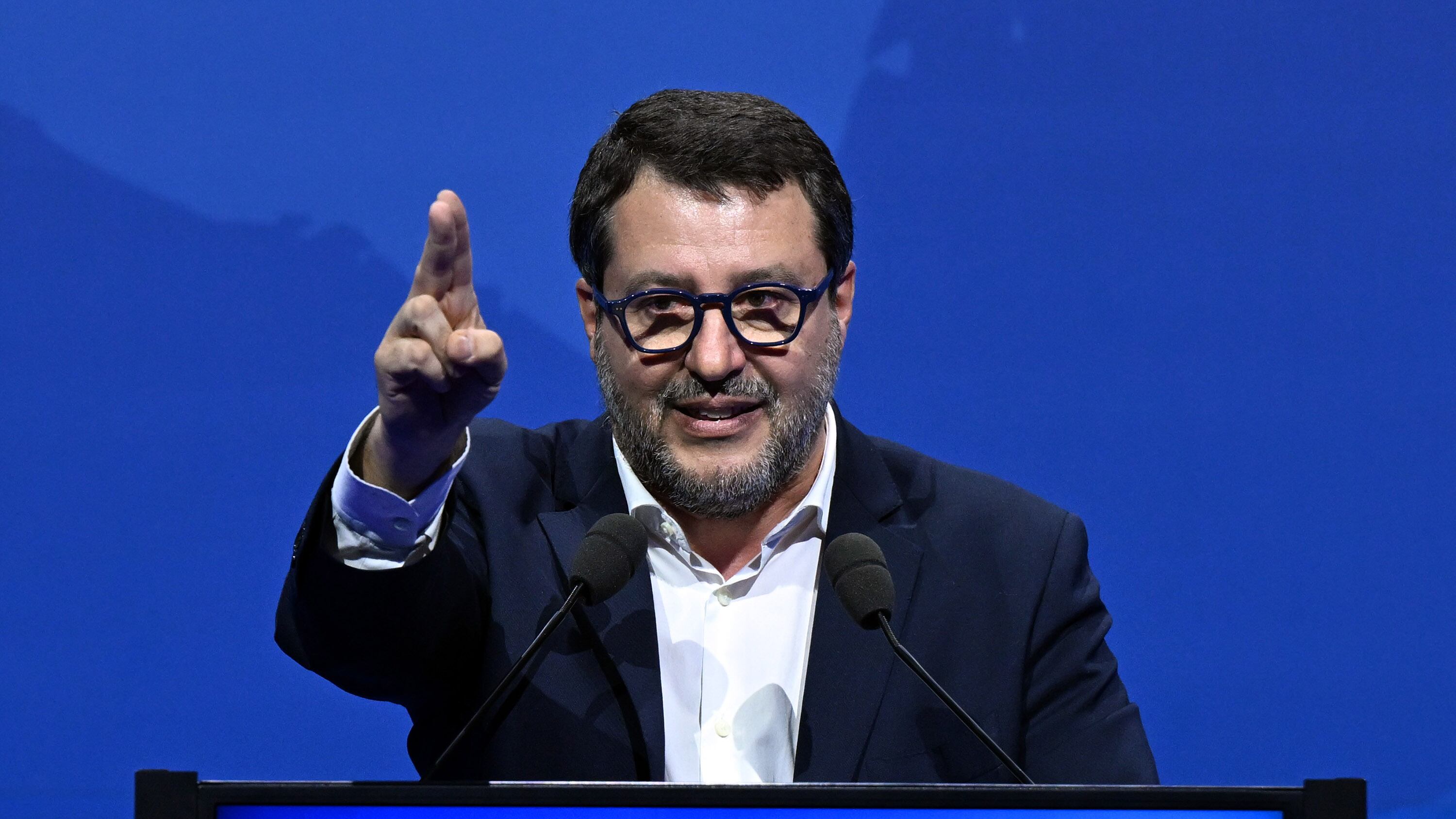 Sfiducia al vice-premier, voto rinviato. I dubbi dei 5s sull'assist a Calenda