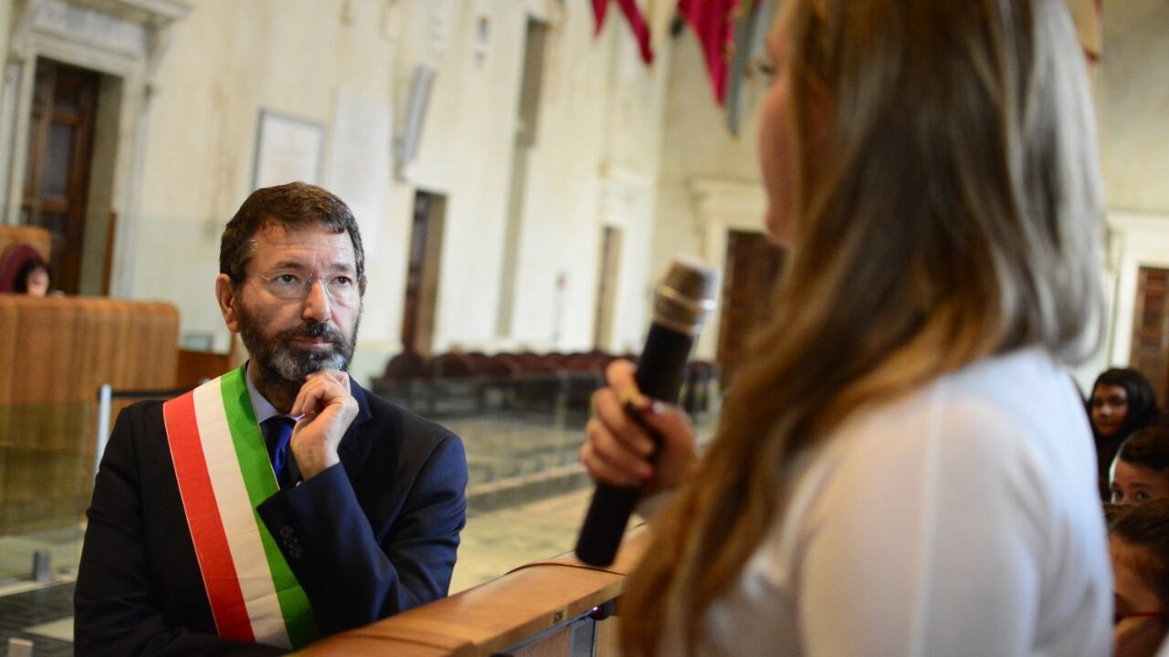 Marino paga le multe arretrate ma è tardi per salvare la poltrona