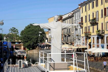 Il Cristo di Rio sui navigli a Milano 3