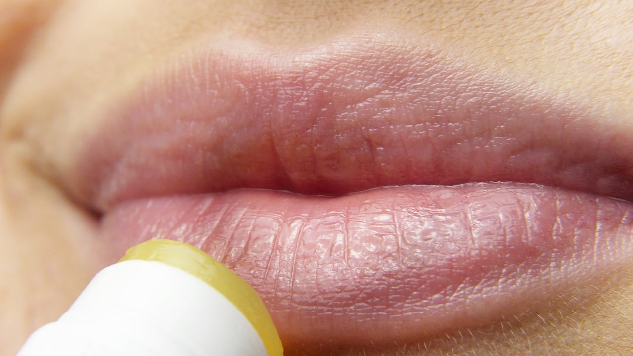 Labbra screpolate d'estate, come renderle morbide. 4 soluzioni da portare anche in vacanza