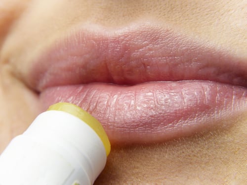 Labbra screpolate d'estate, come renderle morbide. 4 soluzioni da portare anche in vacanza