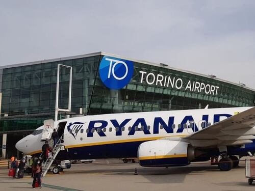 Muore di infarto sul volo per Lamezia. L'aereo rientra, l'ambulanza non c'è
