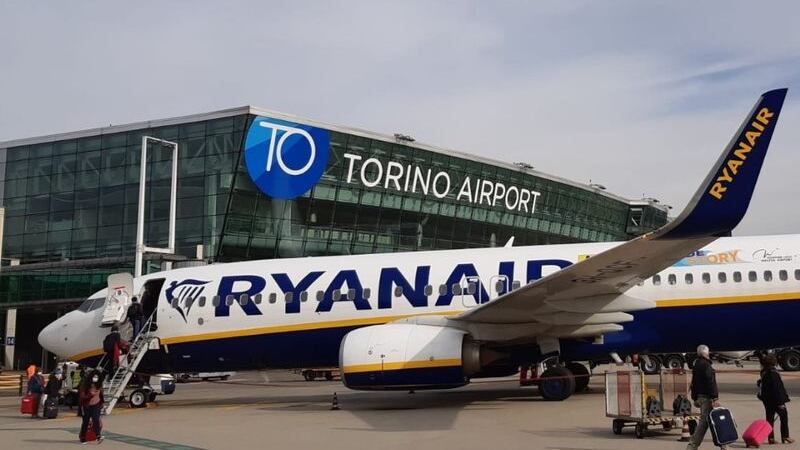 Muore di infarto sul volo per Lamezia. L'aereo rientra, l'ambulanza non c'è