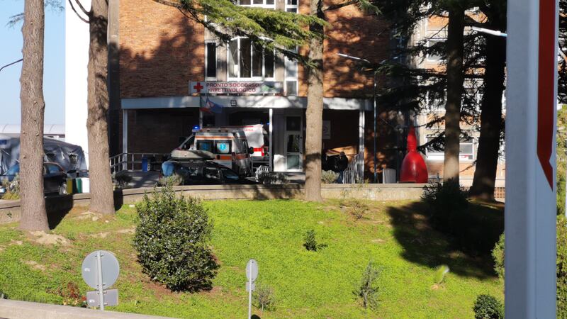 All'esterno del pronto soccorso dell'ospedale Cotugno di Napoli 3