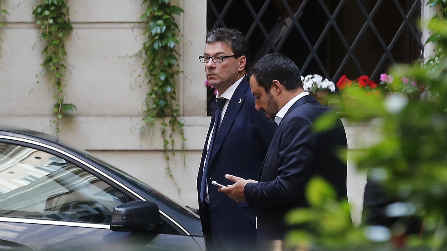Giorgetti al Cav: "Appoggi da fuori un governo col M5S". Ma FI: "Irricevibile"