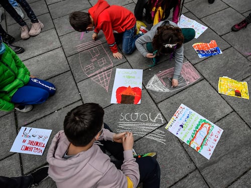 Micro peni all'uncinetto per bimbi trans: l'ultima follia Lgbt