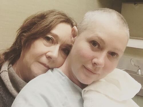 Shannen Doherty continua a lottare: "Affaticata dalla chemio, ma amo le feste"