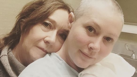 Shannen Doherty continua a lottare: "Affaticata dalla chemio, ma amo le feste"