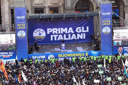 Salvini in piazza Duomo a Milano 7