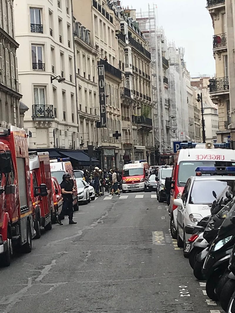 Parigi, uomo armato prende tre ostaggi 1