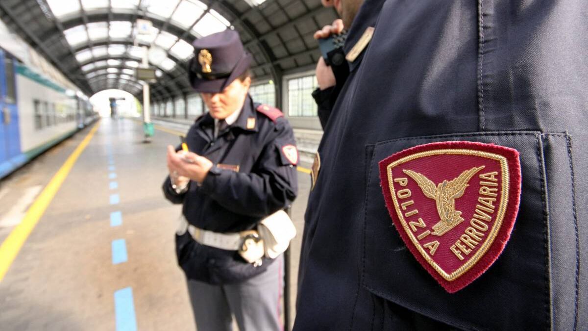 Vestito da donna, abusa di un minorenne sul treno: choc a Milano