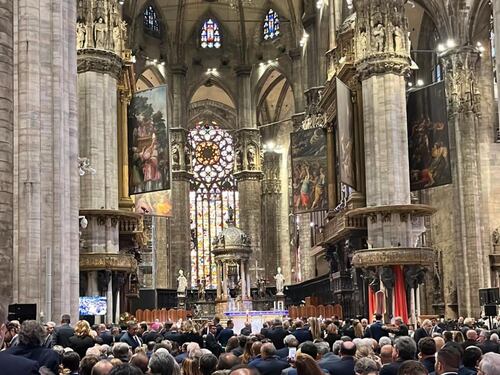 "C'è solo un presidente". L'Italia dice addio al Cav: la diretta dei funerali di Stato