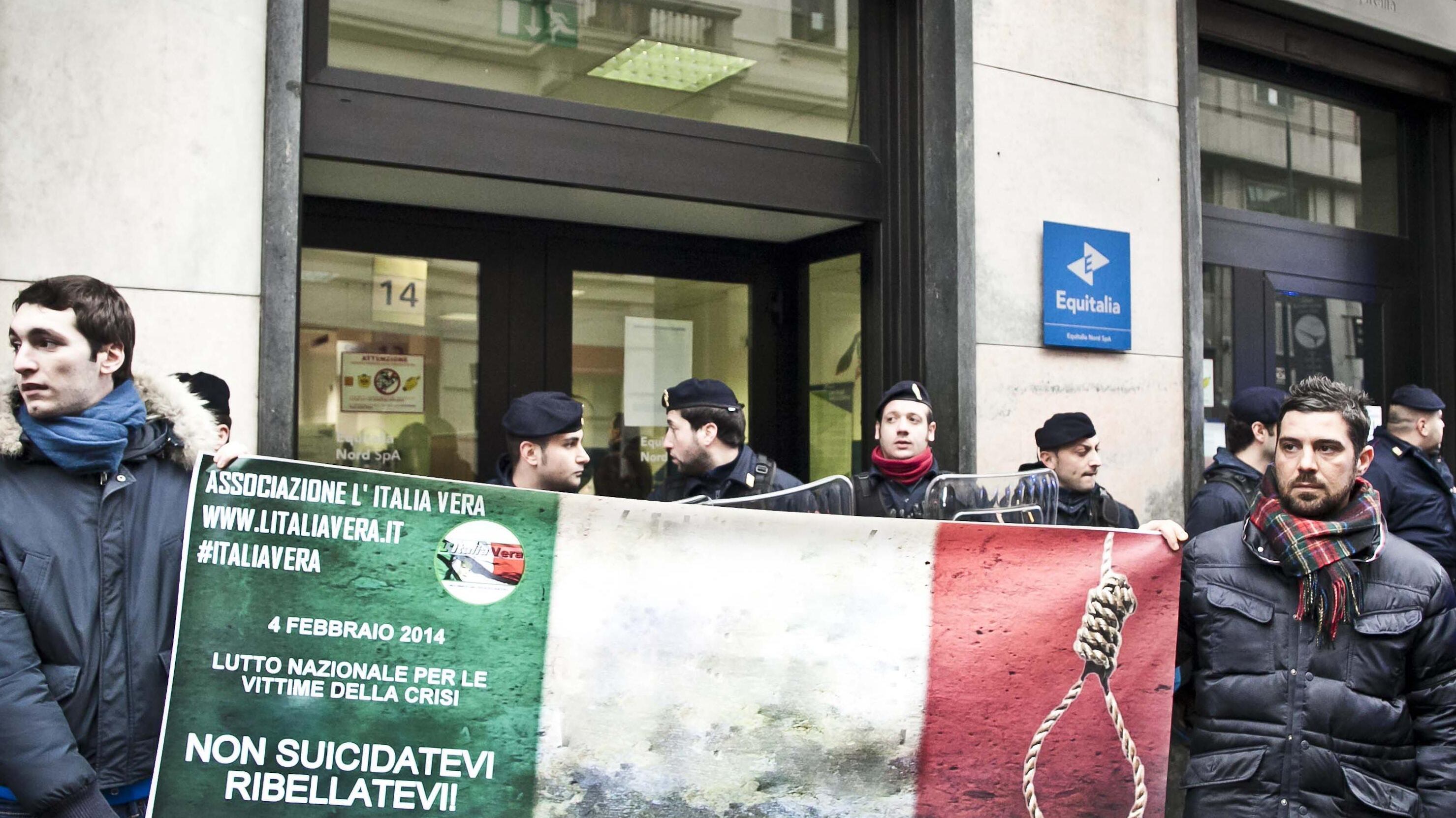Assalto alla sede di Equitalia «Ribellatevi, non suicidatevi»