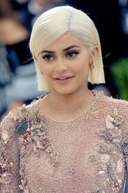 Kylie Jenner sexy alla finestra 15