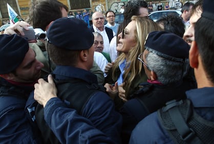 Protesta anti burqa, la Santanché pestata da un egiziano 1