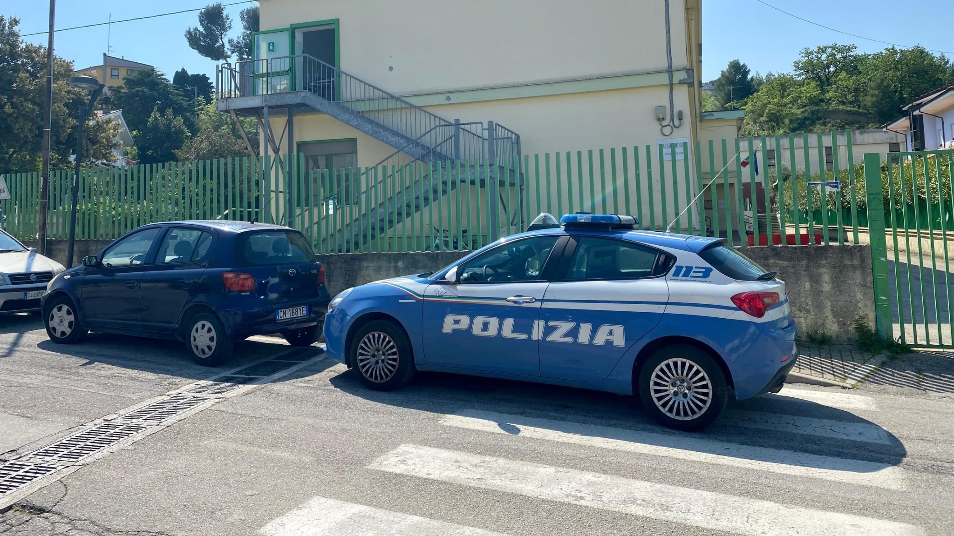 Cade dalla finestra di una scuola a Pescara: 12enne in gravi condizioni