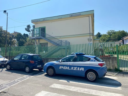 Cade dalla finestra di una scuola a Pescara: 12enne in gravi condizioni