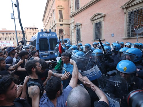 La sinistra: "Polizia assassina". E i centri sociali vanno all'attacco