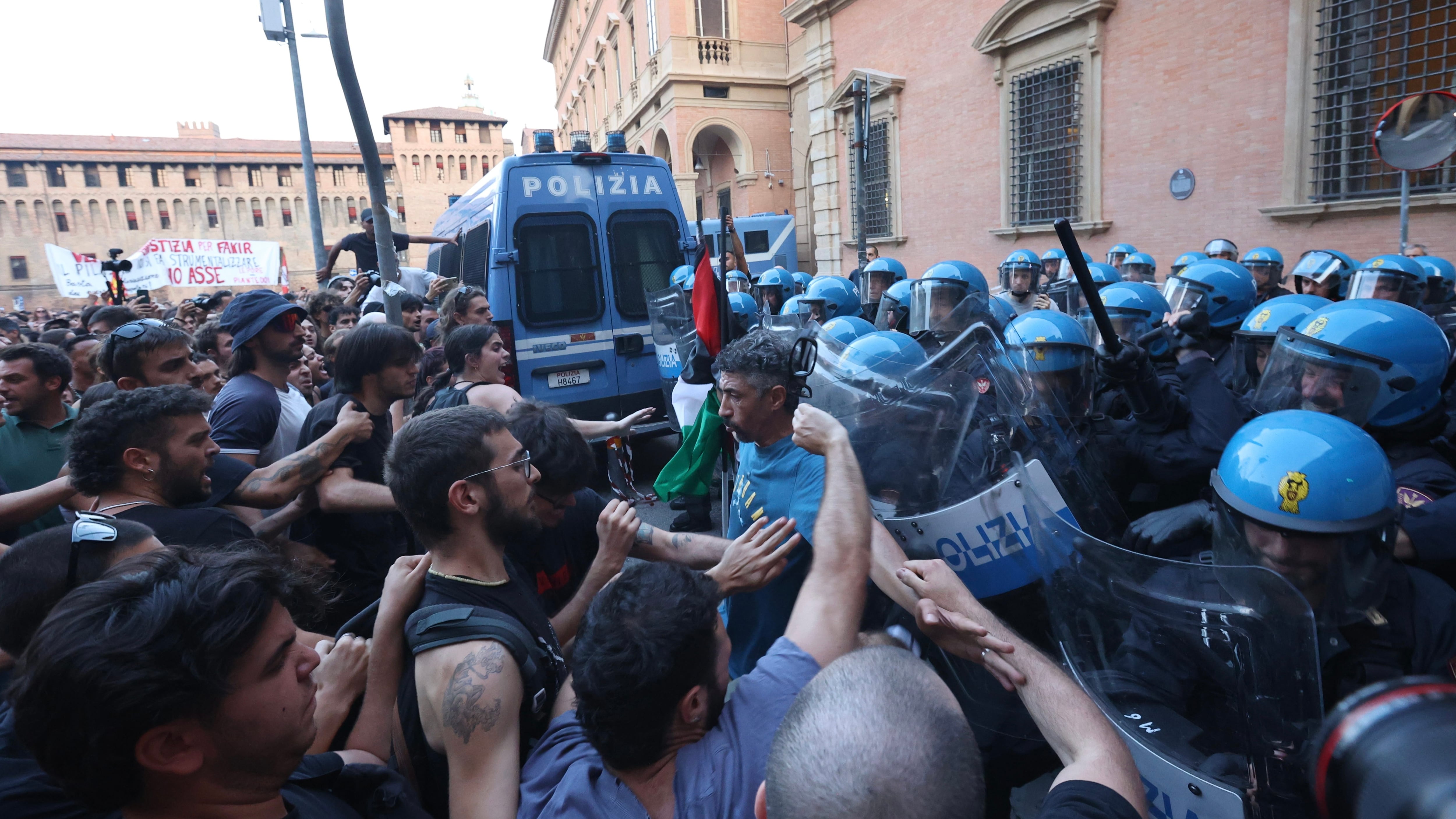 La sinistra: "Polizia assassina". E i centri sociali vanno all'attacco