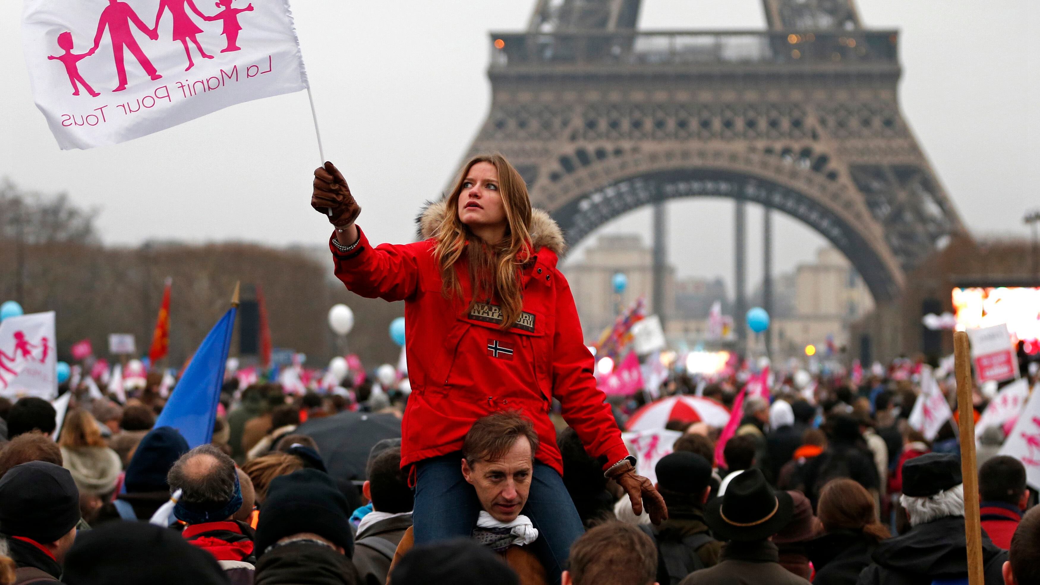 Parigi stronca le nozze gay e umilia ancora Hollande