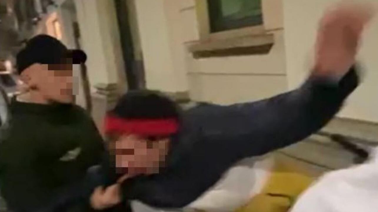 "Basta, vi prego". Calci e pugni al giovane disabile, tre rumeni denunciati