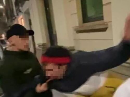 "Basta, vi prego". Calci e pugni al giovane disabile, tre rumeni denunciati