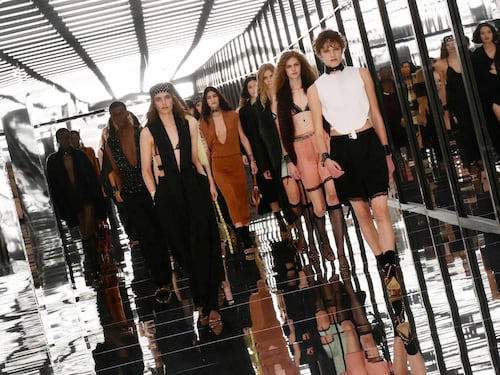 Specchi, gilet, trasparenze. Fendi a corpo libero tra Carrà e Celentano