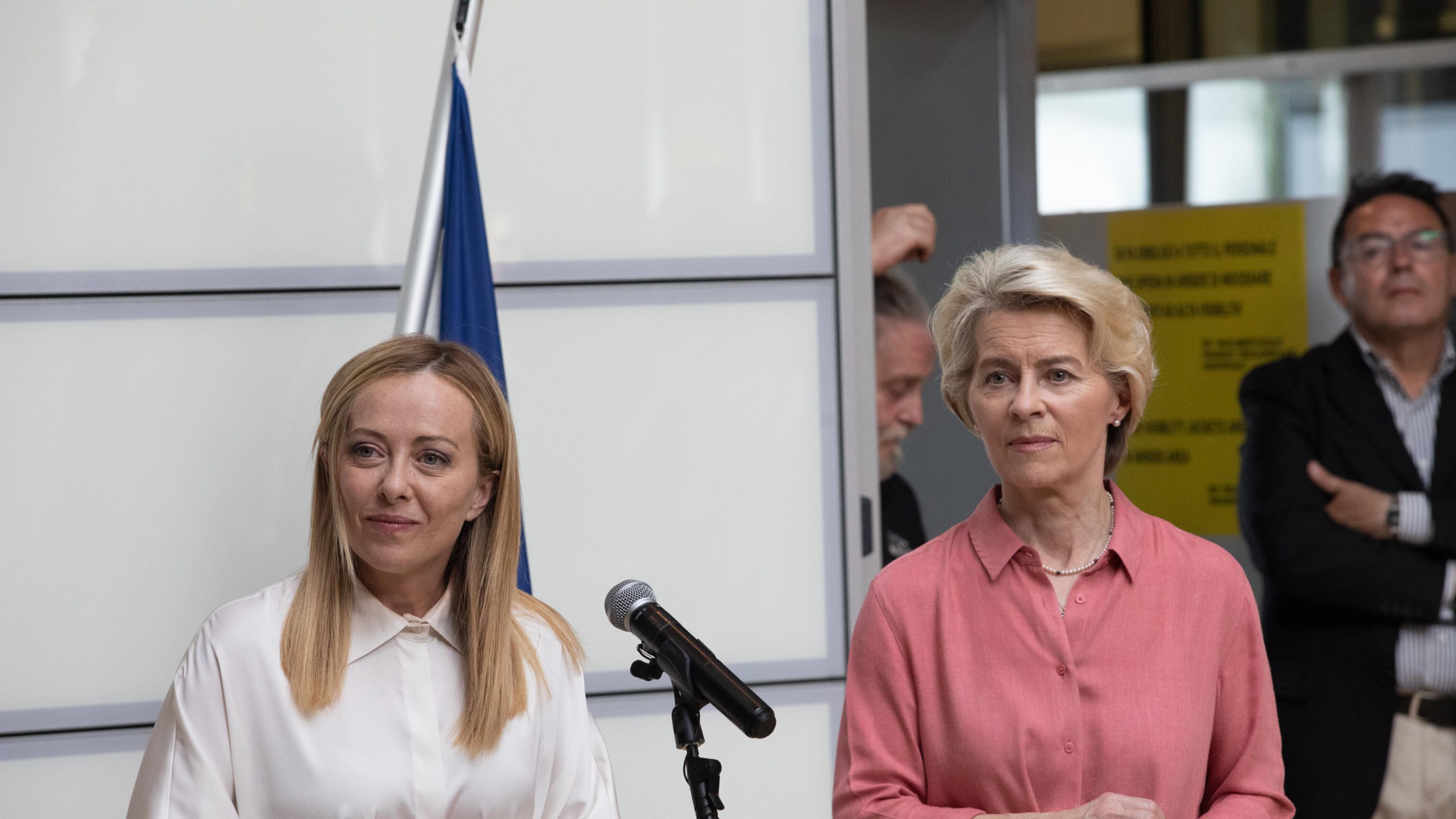 Ursula von der Leyen in Romagna si diletta con l’italiano, alla popolazione: “Tin bota”