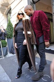 Kim Kardashian (quasi) in topless 7