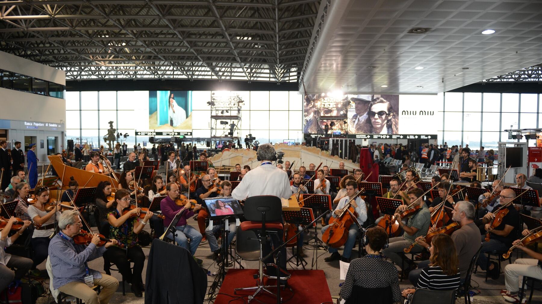 L'aeroporto come un teatro, la Scala mette in scena "Elisir d'amore" a Malpensa