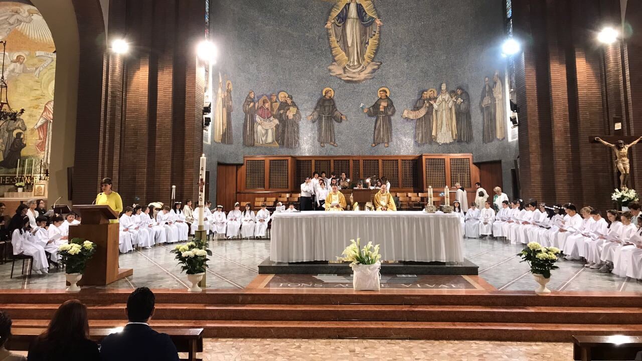 Sale sull'altare e bestemmia: immigrato scatena il panico in chiesa a Milano