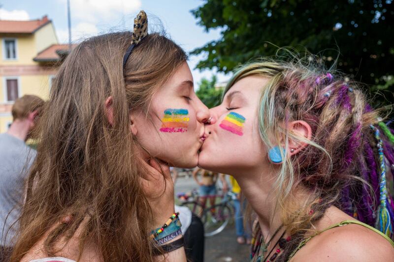 In strada a Milano per il Pride ma con poche mascherine 4